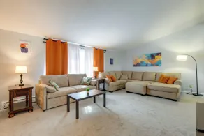 Deck & Seasonal Pool: Spacious Home Near Buffalo! - Innvendig