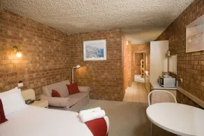 Courtyard Motor Inn - Room