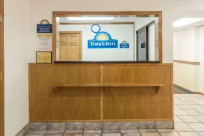 Days Inn by Wyndham Stoughton WI. - Saguão