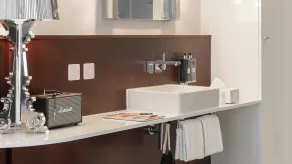 Ruby Lucy Hotel London by IHG - Salle de bain