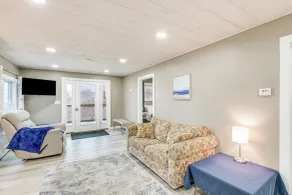Cozy Maine Getaway: Covered Deck, Walk to Beach! - Innvendig