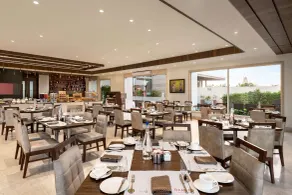 Ramada by Wyndham Gandhidham Shinay - Restaurant