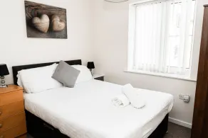 Greenings Apt Warrington - 2 Bed with FREE off road Parking & Wifi - Room