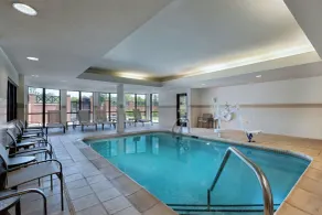 Courtyard by Marriott Omaha Aksarben Village - Piscine
