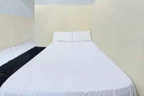 OYO Life 92853 Kost 999 - Room