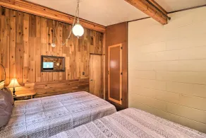 Flathead Lake Waterfront Cabin w/ Dock & Kayaks - Innenbereich