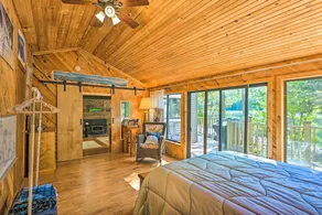 Dreamy Bucksport Hideaway on Freshwater Pond! - Interiör