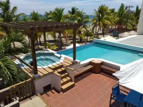 Cesar Mariscos - Pool