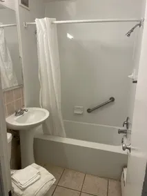 Travelers Motel - Bathroom