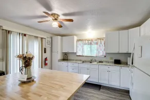 Near Lakes: Updated Family Home w/ Deck in Cushing - Innvendig