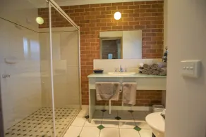 Rose Garden Motel - Bathroom