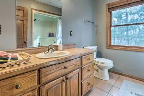 Peaceful Russellville Cabin Close to Lakes! - Badezimmer