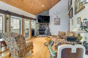 Deck & Sauna: Avalon Woods Riverfront Retreat - Interiør