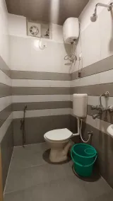 Hotel Radharani Palace - Bathroom