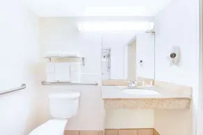 Days Inn & Suites by Wyndham Laredo - Salle de bain