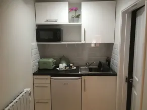Trumbles Gatwick B&B, Peaceful Stay with Parking & Easy Airport Access - Room