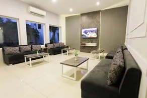 Front One HK Resort Simpang Lima - Rezeption