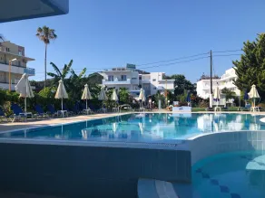 Elpida Beach Studios - Piscine