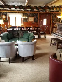 Frisco Lodge - Coin salon dans le hall