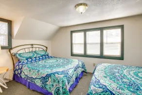 Colorful Cottage w/ Hot Tub - Steps to Long Lake! - Innvendig