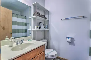 Poconos Retreat w/ Game Room, Hot Tub, & Sauna! - Badeværelse