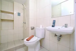 Modern Furnished 3BR at Springlake Summarecon Bekasi Apartment By Travelio - Badezimmer
