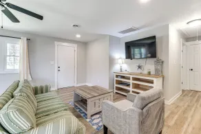 Peek-a-boo Water Views! Port Haywood Home w/ Yard - Interiør
