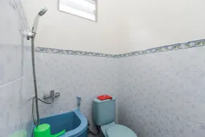 RedDoorz near Universitas Palangkaraya - Bathroom