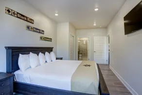 Clearwater Lofts - 3 Bedroom Luxury Condo Near Lakeside Village - Værelse