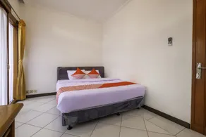 OYO 2728 Sinulingga Residence - Værelse