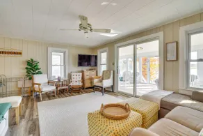 All-season Getaway on Lake Winola: Dock & Sunroom! - Innvendig