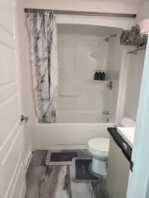 Quiet Haven - One-Bedroom Suite - Badezimmer