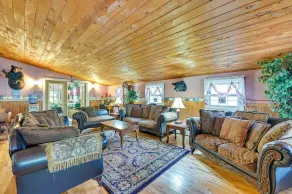 Lanesville Home w/ Pool Table, Bar & Deck! - Innvendig