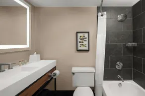 Renaissance Chicago North Shore Hotel - Bathroom