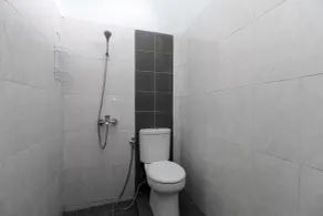 RedDoorz @ Jagakarsa 2 - Badezimmer