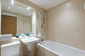 The Beach House & Porth Sands Apartments - Badrum