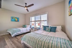 Modern Home w/ Rooftop Deck, Walk to Beach! - Parte interna