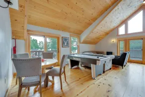 On Neal Pond! Spacious Group Retreat w/ Game Room - Interiör