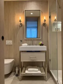 Black Door - Badezimmer