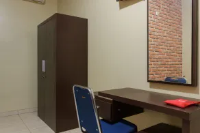 RedDoorz Plus near Pantai Malalayang Manado - Room