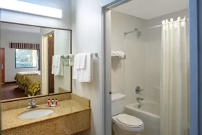 Baymont by Wyndham Midway Tallahassee - Badeværelse