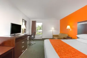 Howard Johnson by Wyndham Beckley - Room