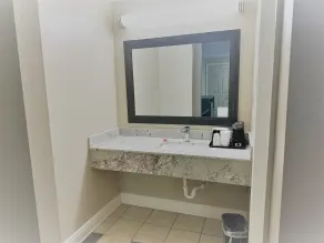 Super 8 by Wyndham Picayune - Bathroom