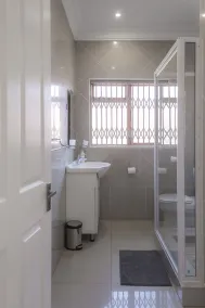 Maroela House Guest Accommodation - Baño