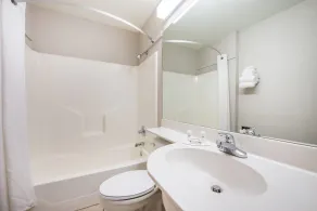 Microtel Inn & Suites Claremore Route 66 - Badrum