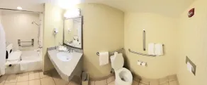 Wingate by Wyndham Kittanning - Bathroom