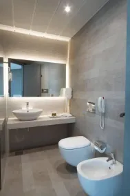 Promenade Hotel - Bathroom