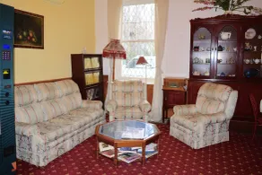 Georgian Court Inn - Lobby sitting area