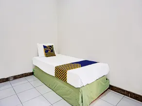 OYO Life 91896 Kost Bu Dewi Syariah - Habitación