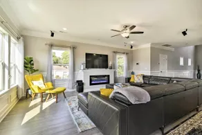 Waterfront Paradise w/ Deck ~ 1/2 Mi to Beach - Interiør